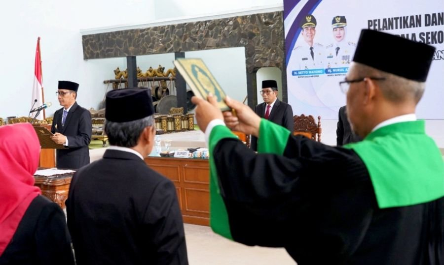 Bupati Bojonegoro Lantik dan Pengambilan Sumpah Jabatan 69 kepala Sekolah dan 11 Pejabat Fungsional