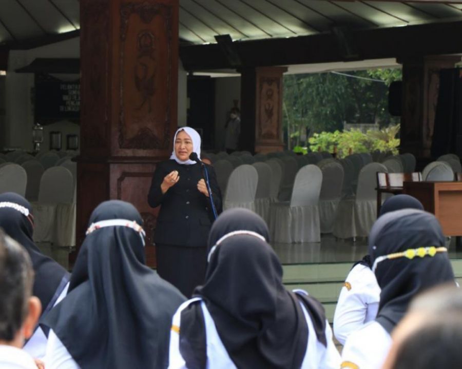 Bupati Bojonegoro Pimpin Apel Pagi Minta Kinerja Pemerintahan Terus Ditingkatkan 