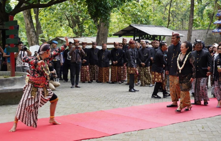 Bupati Bojonegoro Pimpin Kirab Api Abadi Awali Hari Jadi Bojonegoro (HJB) ke-345