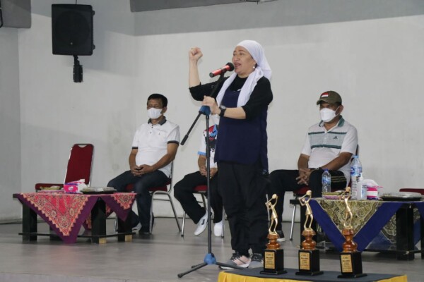 Bupati Bojonegoro Resmi Buka Kejuaraan Bulu Tangkis Bupati Cap Antar Kepala Desa