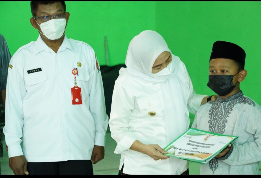 Bupati Bojonegoro  Sambung Tali Asih Serahkan Bansos Kepada Ratusan Anak Yatim