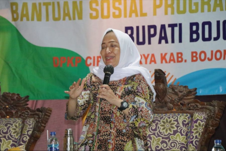 Bupati Bojonegoro Serahkan Bantuan Sosial RTLH Melalui Program Aladin