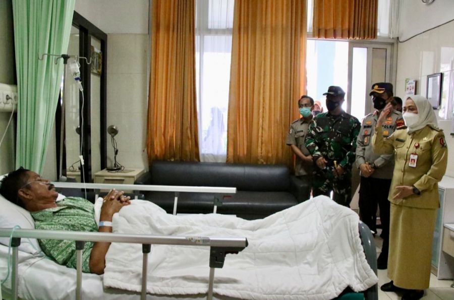 Bupati Didampingi Dandim 0813 dan Kapolres Bojonegoro Jenguk Khoiri Korban Jebolnya Tanggul