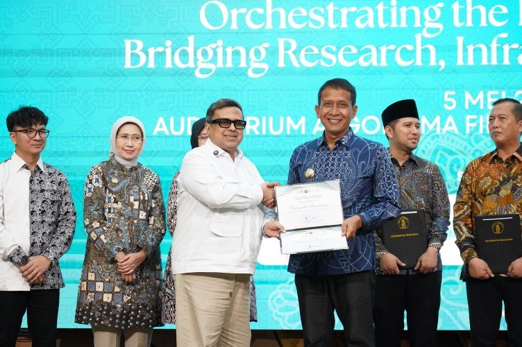 Bupati Setyo Wahono Terima Penghargaan dari Halal Metric UB
