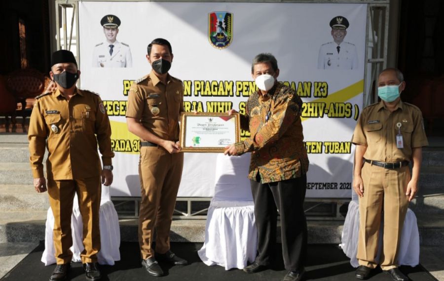 Bupati Tuban Didampinggi Wabup Serahkan Penghargaan K3