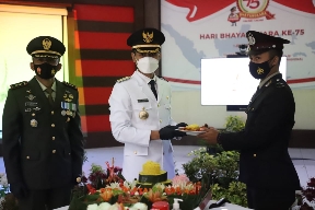 Bupati Tuban Didampingi Kapolres dan Forkopimda Mengikuti Upacara Virtual HUT Bhayangkara ke-75