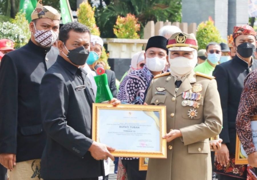 Bupati Tuban Raih Penghargaan Pembina Terbaik 2022 Dari Gubernur Jawa Timur