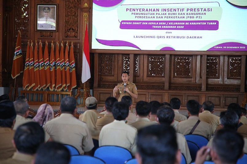 Bupati Tuban Serahkan Insentif Prestasi Pemungutan Pajak Bumi dan Bangunan