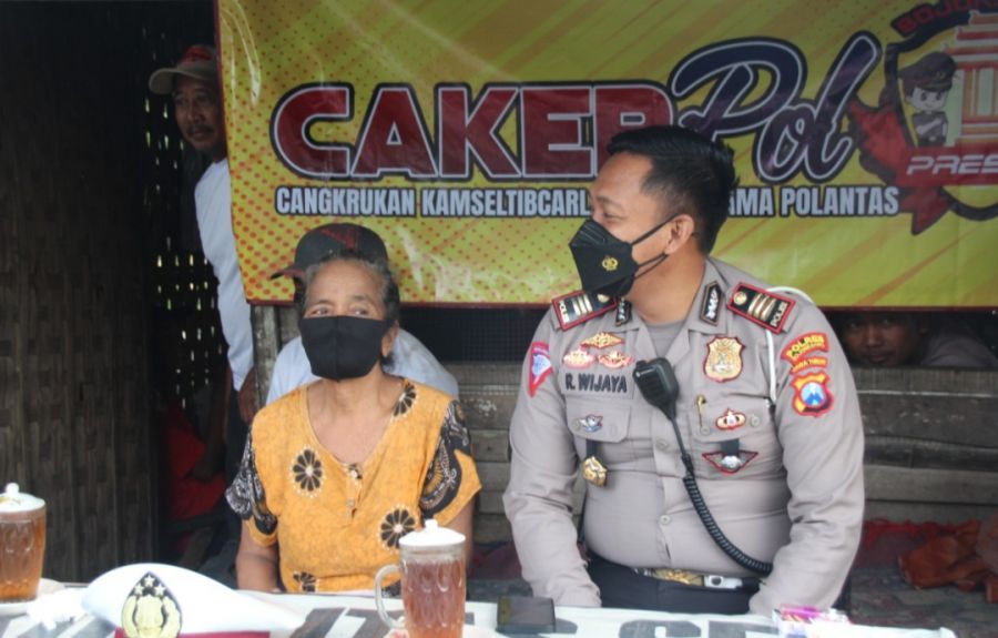Cakep Pol “ Bersama Warga, AKP Rizal Imbau Untuk Tertib Lalu Lintas di Jalan Raya