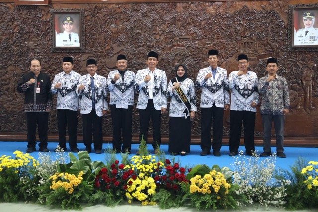 Cantika Wahono Dinobatkan Sebagai Ibunda Guru oleh PGRI Bojonegoro