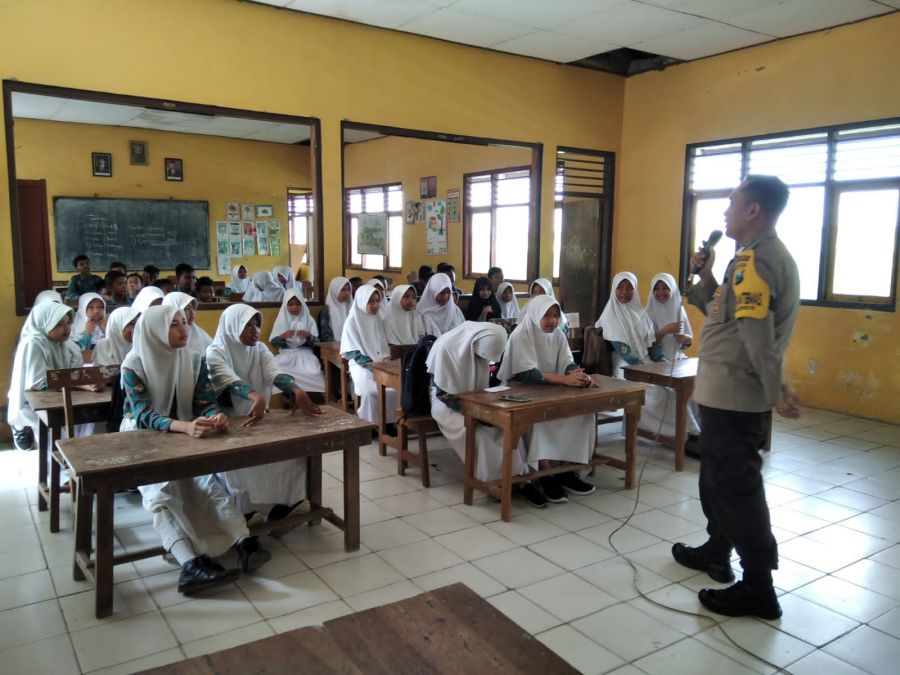 Cegah Aksi Bullying di Sekolah, Bhabinkamtibmas Karangdinoyo Berikan Pesan Kamtibmas Kepada Siswa SD