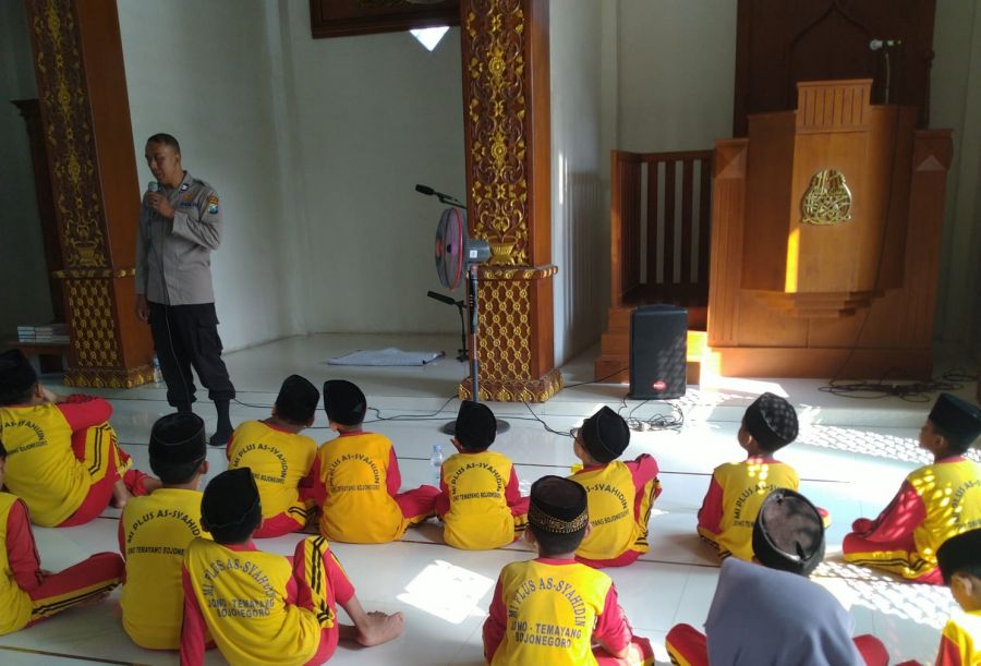 Cegah Bullying, Kanit Binmas Polsek Temayang Polres Bojonegoro Lakukan Sosialisasi