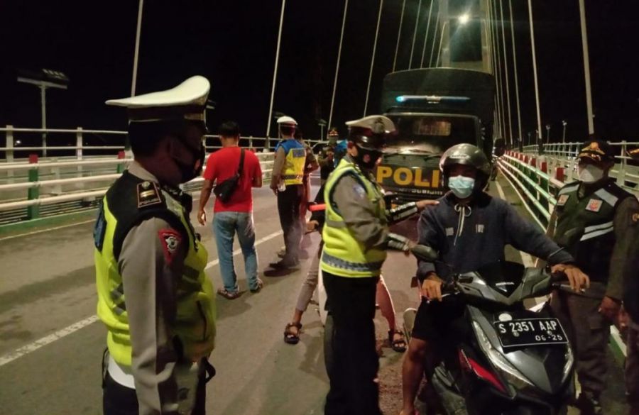 Cegah Penyebaran Covid-19, Petugas Gabungan di Bojonegoro Gelar Pamor Keris