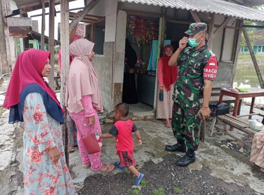 Ciptakan Keakraban Dengan Warga Babinsa Koramil 0812/04 Tikung Lakukan (Komsos)