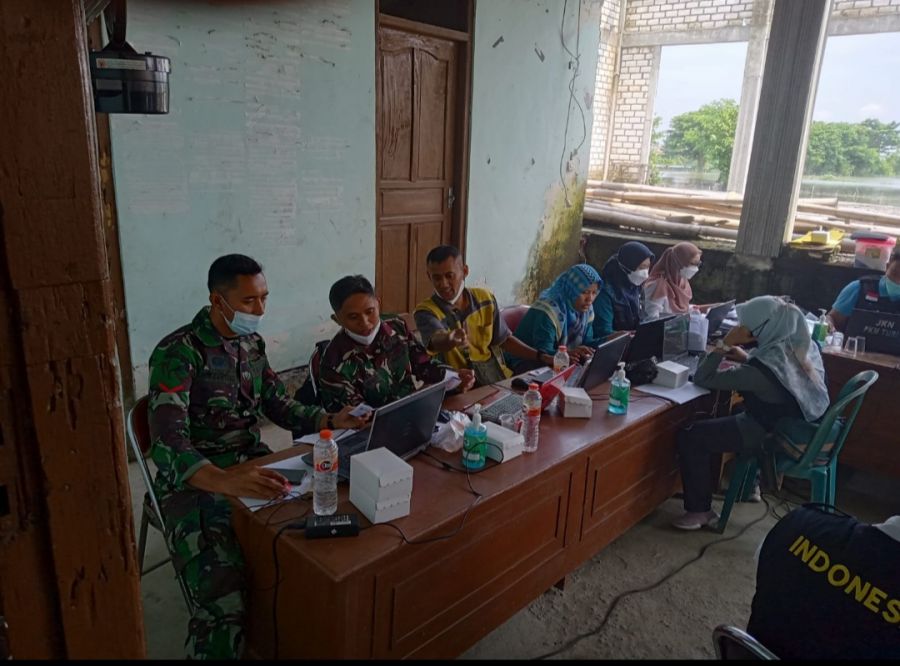 Dalam Rangka Serbuan Vaksinasi Babinsa Koramil 0812/03  Lakukan Pendampingan