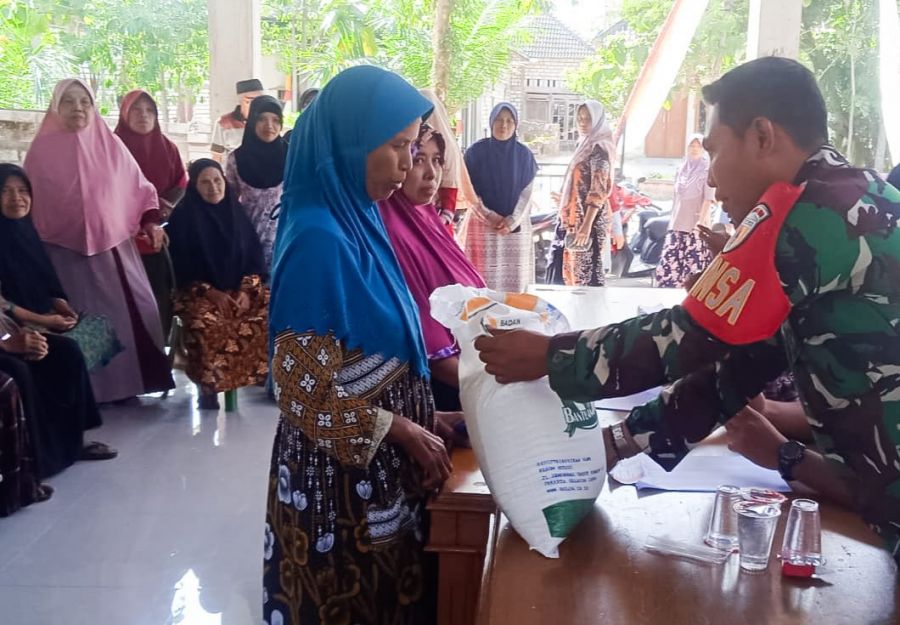 Dampingi Penyaluran Bantuan Pangan CBP 2023, Ini Harapan Babinsa Koramil Sumberrejo Kodim Bojonegoro