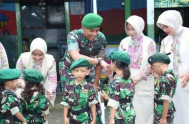 Dandim 0812 Lamongan Bersama Ketua Persit Kartika Chandra Kirana Kunjungi TK Kartika IV-46