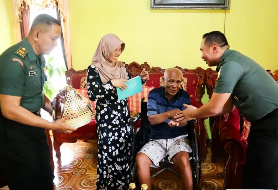Dandim 0813 Bojonegoro Sambangi Anggota yang Sakit Berikan Motivasi