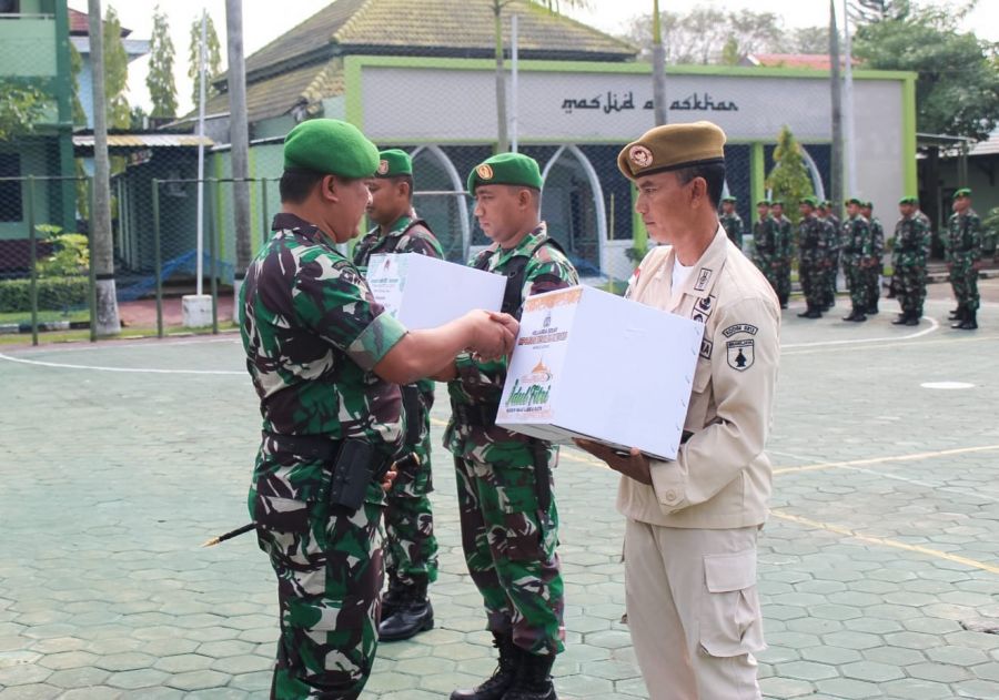 Dandim 0813 Bojonegoro Serahkan Bingkisan Lebaran kepada Prajurit dan PNS