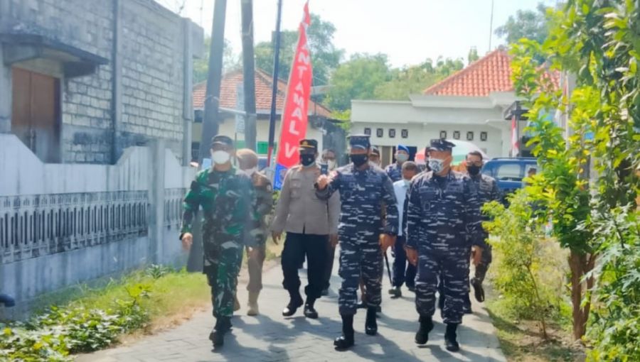 Dandim Bojonegoro Dampingi Pangkoarmada II Tinjau Serbuan Vaksinasi di Baureno