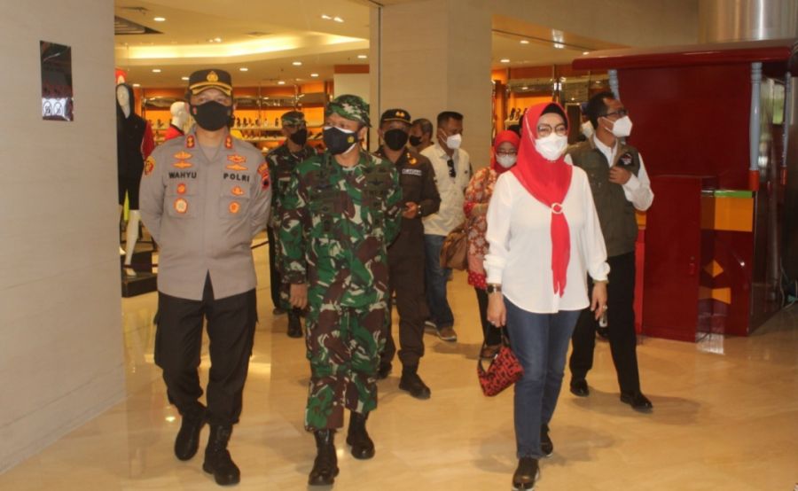 Dandim dan kapolres sukoharjo didampingi Bupati, inspeksi operasional prokes mall di sukoharjo