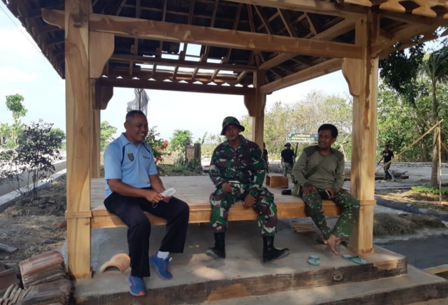 Danki SSK TMMD 114 bersama Kades Cek Perkembangan Pembangunan Taman Desa