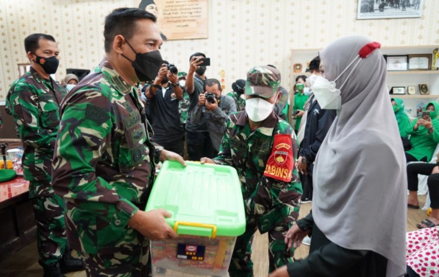 Danrem 071/Wijayakusuma Salurkan Bantuan dari Bapak Kasad dan Ibu Ketua Umum Persit KCK Kepada Anak
