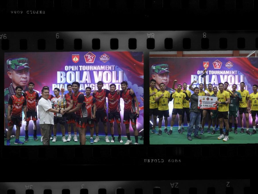 Danrem 071/Wijayakusuma Serahkan Trofi kepada Juara Tim Voli Putra dalam Turnamen Piala Panglima TNI