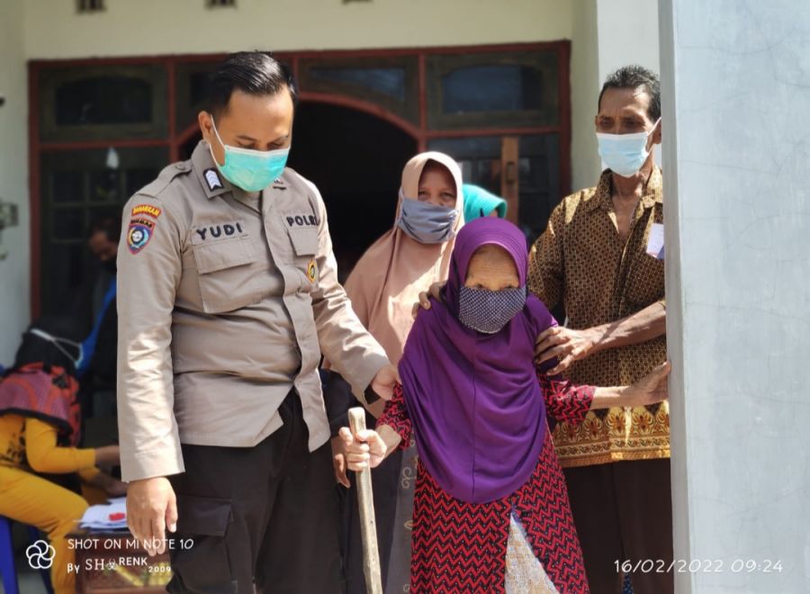 Dapat Dukungan Pemdes Karangdinoyo, Selama Sepekan Vaksinator Mejuwet Ubek - ubek Lansia di Desa