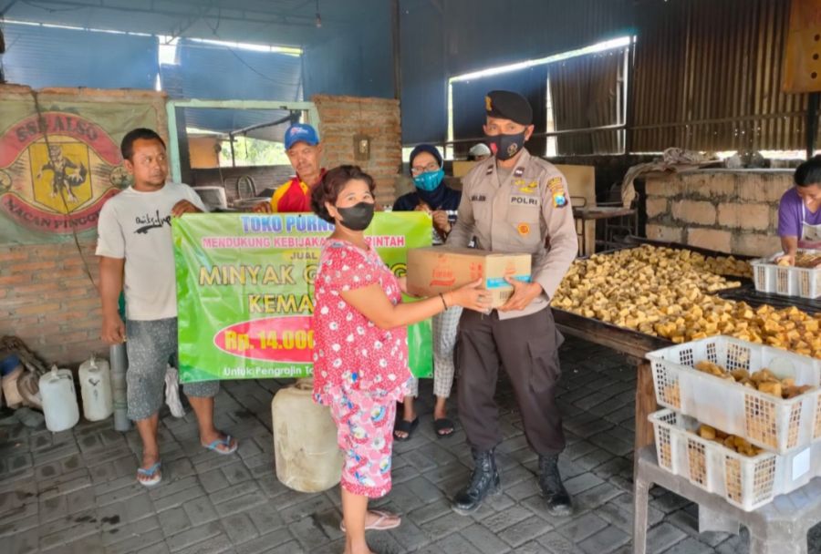 Dapat Pasokan Minyak Goreng, Aipda Muhajirin Peduli Produsen Tahu