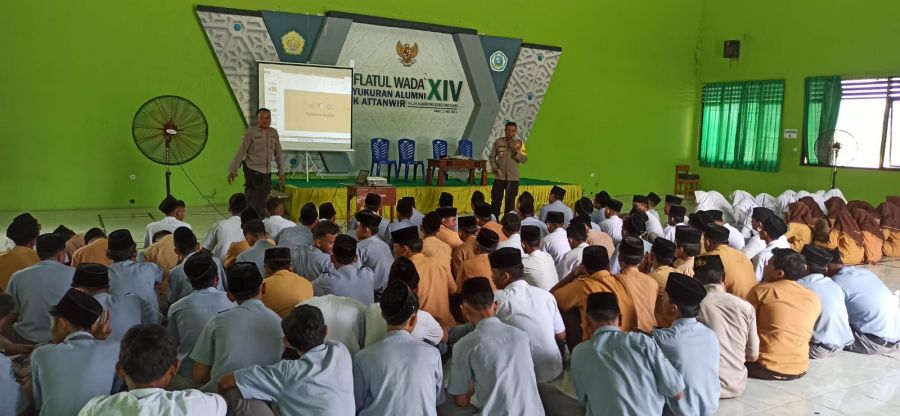 Datangi SMK At Tanwir Talun, Kapolsek Sumberrejo Ajak Siswa Jauhi Aksi Bullying