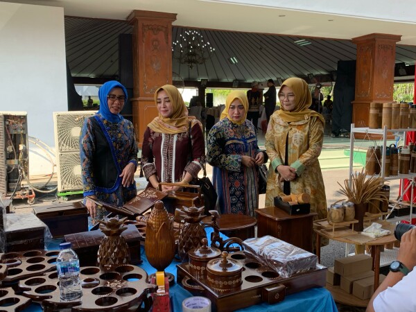 Dekranasda Bojonegoro Buka Bazar UMKM, Kenalkan Produk Lokal kepada TP PKK Se-Wilayah Kerja Bakorwil