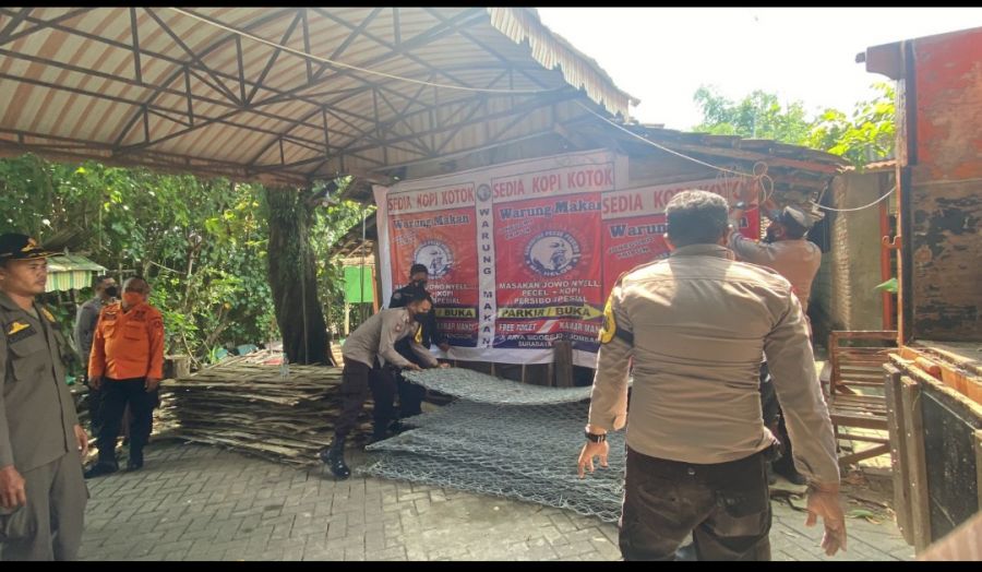 Dengan Sigap Aparat Gabungan di Bojonegoro Perbaiki Tebing Bengawan Solo Longsor