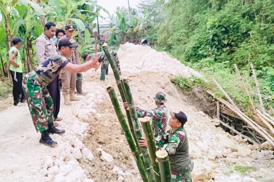 Dengan Sigap Babinsa Kodim 0813 Bojonegoro bantu Perbaiki Jalan Longsor