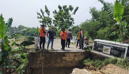 Dengan Sigap, BPBD Bojonegoro Beri Penanganan Sementara Pasca Ambrolnya Jembatan Luwihaji