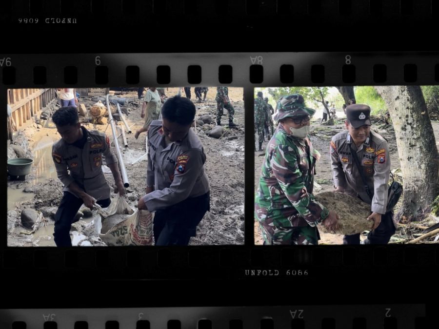 Dengan Sigap TNI-Polri Bantu Warga Kecamatan Gondang  Bersihkan Lumpur Pasca Banjir Banjir