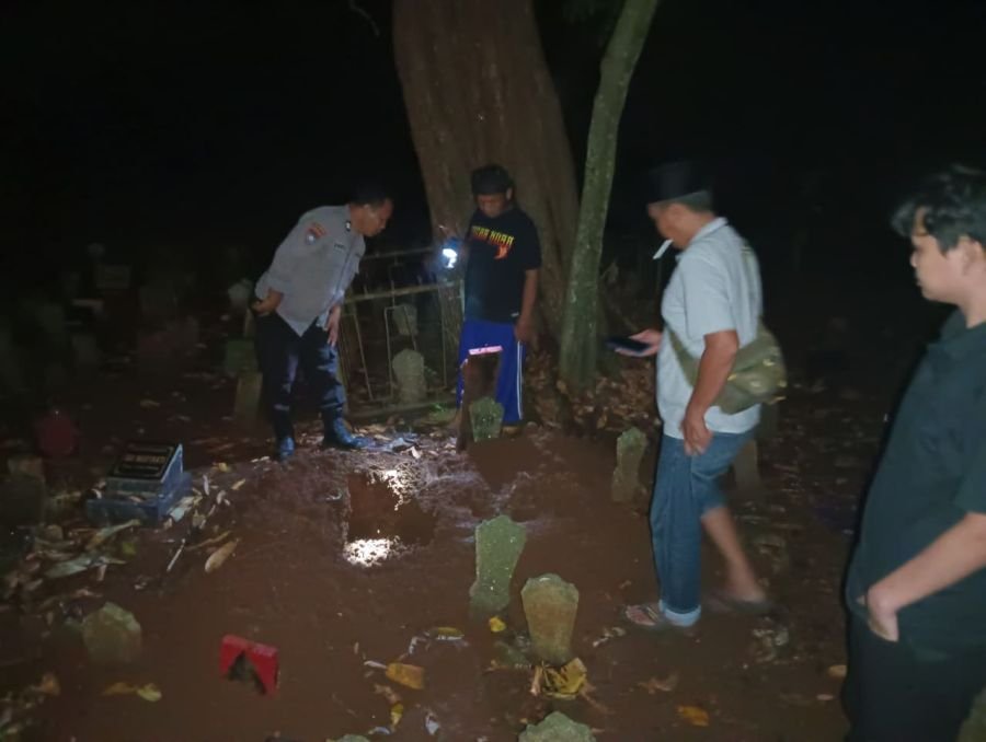 Desa Sumberarum Bojonegoro Digegerkan  Percobaan Pembongkaran  Makam