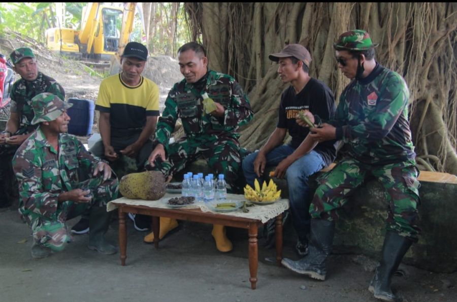 Disela-sela Tugas Pra TMMD ke-114, TNI terus Jalin Silaturahmi dengan Warga