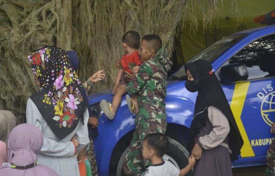 Digandrungi Warga, Anggota Satgas TMMD 114 Kodim 0812 Lamongan Benar-benar Bersinergi