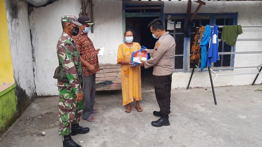 Dimasa PPKM Darurat, Polsek Sumberrejo Lakukan Aksi Simpatik Dengan Memberikan Bansos dan Vaksin