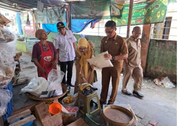 Dindagkop-UM Sidak Pasar Kalitidu Pastikan Harga dan Ketersediaan Bahan Pokok Aman