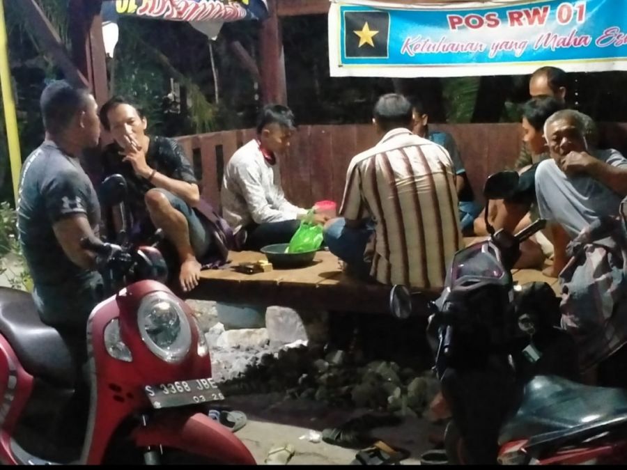 Disksusi Sambil Ngopi Bareng Warga di Malam Hari