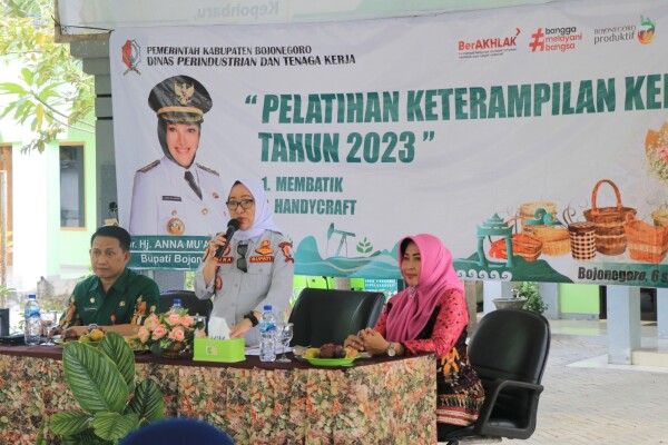 Disperinaker Bojonegoro Beri Pelatihan Membatik dan Handycraf  Buka Peluang Usaha Buruh Tani