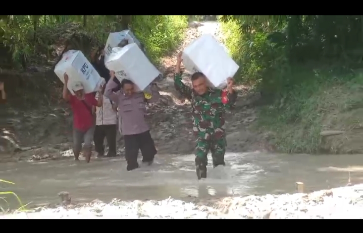 Distribusi Logistik Pemilu, Personel Polsek Tambakrejo Seberangi Sungai Napis