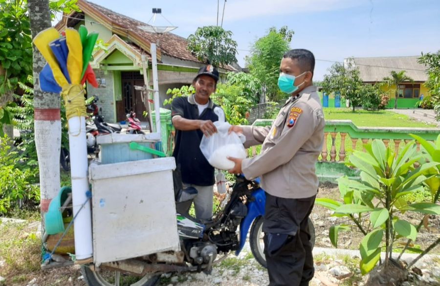 Ditengah Vaksinasi, Polsek Sumberrejo Bagikan Sembako Kepada Warga