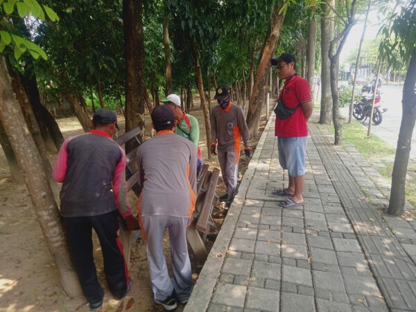 DLH Bojonegoro Amankan Kursi dan Tambah Lampu Penerangan Taman Veteran, Berharap Warga Ikut Menjaga 