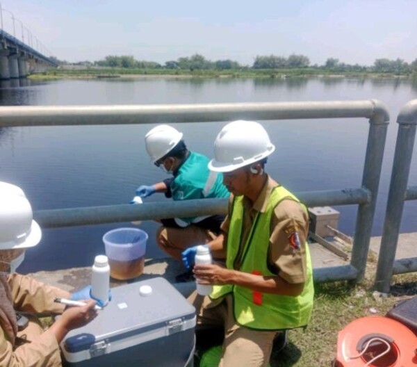 DLH Bojonegoro Ambil Sampel Air Bengawan Solo, Diuji Lab Terakreditasi di Surabaya