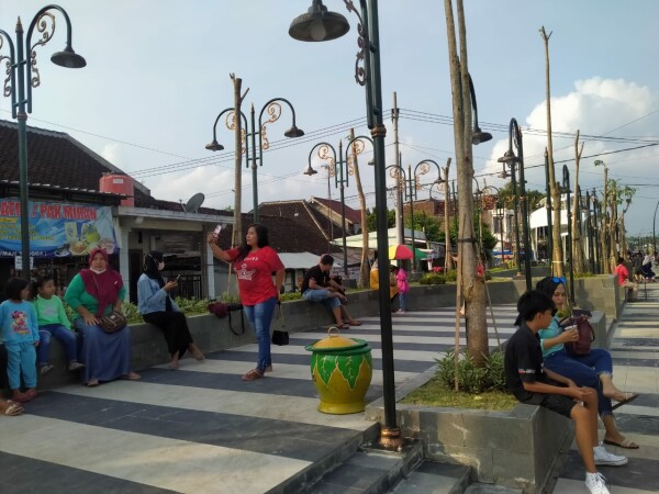 DLH Bojonegoro Siapkan Puluhan Tempat Sampah di Area Jl MH Thamrin agar Terjaga Kebersihan