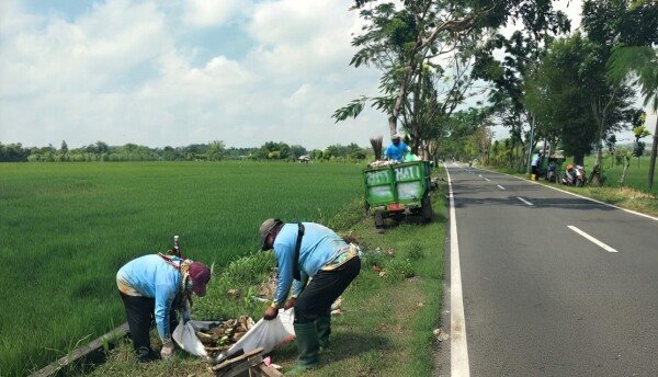 DLH Bojonegoro Terus Sisir Sampah Liar Sepanjang Jalan