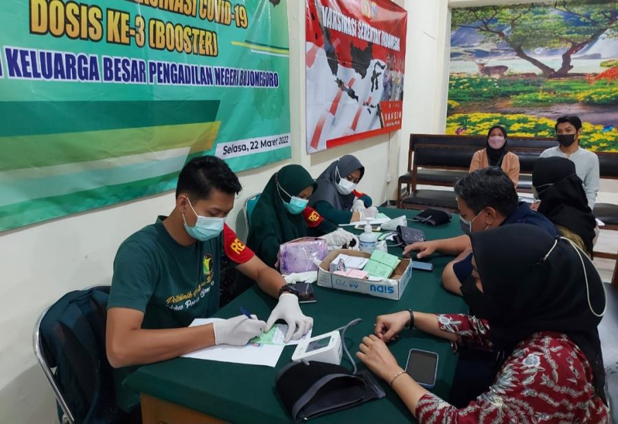 Dokkes Polres Bojonegoro Laksanakan Vaksin Booster Di Pengadilan Negeri Bojonegoro